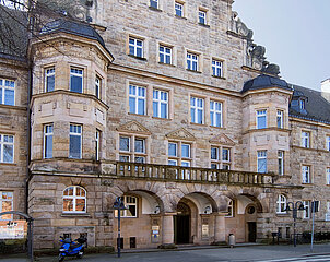 das Bild zeigt das alte Rathaus in Langendreer. Dort befindet sich der Standort Ost. Hierhin kommen die Menschen aus Langendreer und Werne, die Leistungen des Jobcenters beziehen.