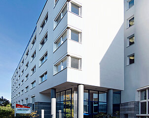 Das Bild zeigt das Kappel-Gebäude in der Universitätsstraße 74. Dort befindet sich der Standort Mitte. Hierhin kommen die meisten Menschen, die Leistungen des Jobcenters beziehen.