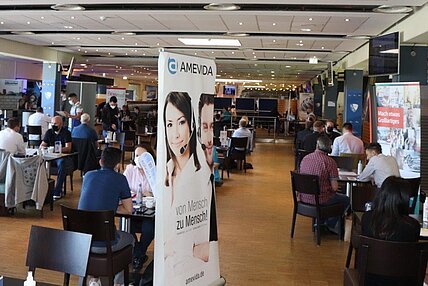 Das Bild zeigt die VfL-Lounge im Ruhrstadion während des Job-Speed-Datings. Der Raum ist voller Menschen, die Tische für die Vorstellungsgespräche sind besetzt. Das Bild zeigt die VfL-Lounge im Ruhrstadion während des Job-Speed-Datings. Der Raum ist voller Menschen, die Tische für die Vorstellungsgespräche sind besetzt.